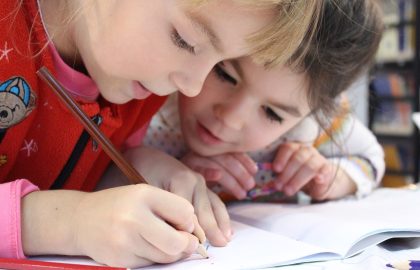 זירת הגן והכיתה: איך הילד שלכם בוחר את המיקום שלו בחדר (ומה זה אומר על המעמד החברתי שלו)?